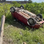 Carro capota na AL-220 após motorista perder controle em Arapiraca