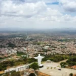 Motociclista fica ferido após colisão com ônibus em Palmeira dos Índios