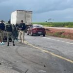 Colisão entre carro e caminhão deixa motorista preso às ferragens na BR-424