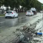 Caminhão derruba poste na Avenida Durval de Góes Monteiro e interdita faixa no Tabuleiro do Martins, em Maceió