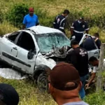 Carro capota em ribanceira na AL-220 e motorista escapa com ferimentos leves