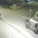 Câmera flagra colisão entre carros que termina com capotamento e batida em poste em Maceió