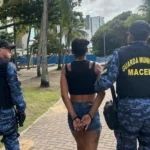 Mulher é presa suspeita de tráfico de drogas durante operação na Orla da Pajuçara