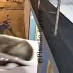 Idoso perde controle do carro e atropela esposa dentro da garagem em Arapiraca