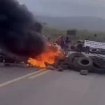 Indígenas bloqueiam trecho da BR-423 com pneus e galhos em Água Branca