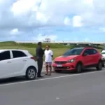 Engavetamento com quatro veículos causa retenção no trânsito na Praia da Avenida, em Maceió