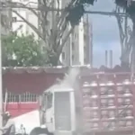 Caminhão carregado com botijões de gás pega fogo na Avenida Durval de Góes Monteiro, em Maceió