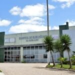 Motociclista sem CNH fica ferido após bater em carro estacionado em Arapiraca