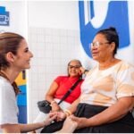 Marina JHC compartilha encontro com paciente que realizou sonho de receber prótese dentária