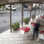 Criminoso finge ser cliente e assalta restaurante na Jatiúca; ação é flagrada por câmeras