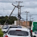Van colide contra poste na Avenida Pio XII, em Arapiraca