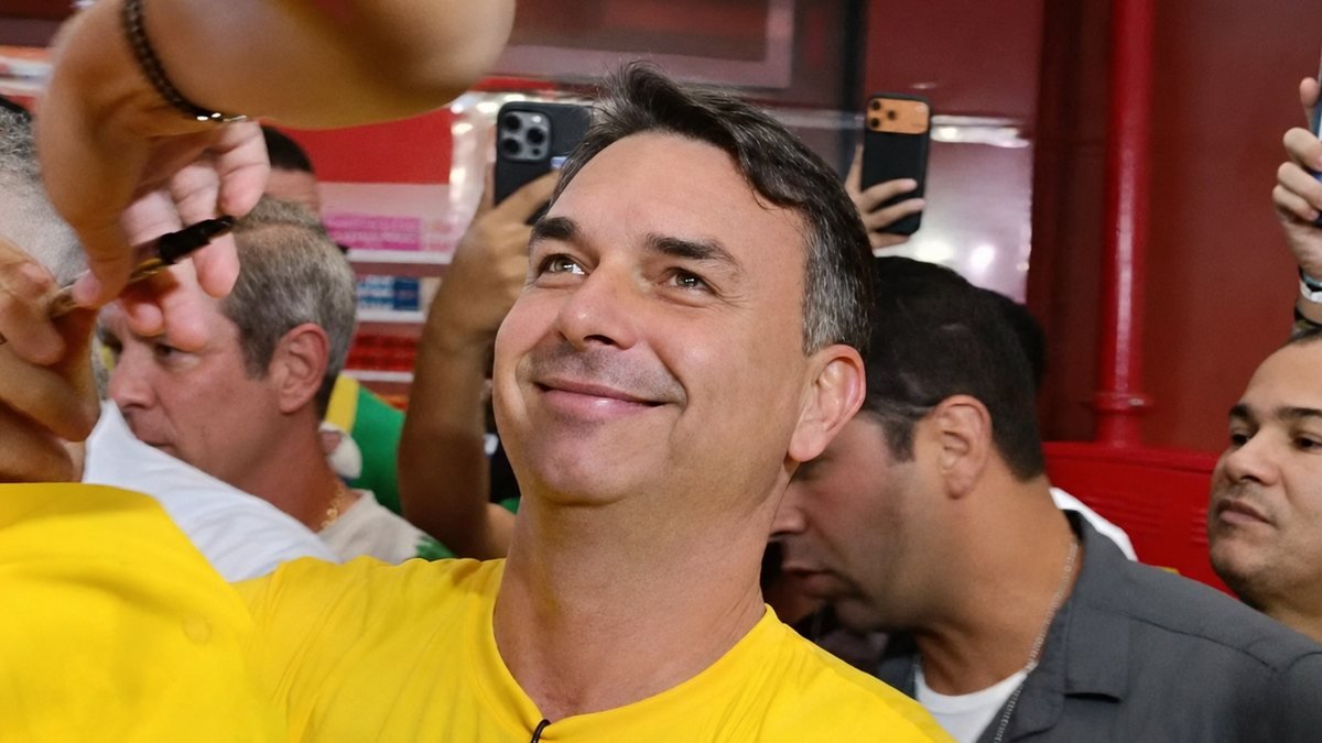 Flávio Bolsonaro declara apoio a JHC: “Meu candidato ao governo de Alagoas é JHC”