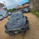 Honda Civic bate em muro de condomínio e dois ocupantes fogem em Maceió