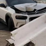 Carro bate em poste e deixa via parcialmente interditada em Arapiraca