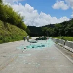 Carga de vidros cai de caminhão e se espalha pela BR-101 em Flexeiras