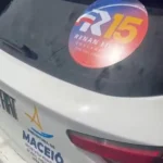 Adesivos de Renan Filho são encontrados em veículos oficiais da Prefeitura de Maceió