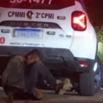 Perseguição policial após homicídio termina com carro capotado, suspeito morto e cinco presos em Maceió