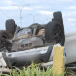 Carro capota na AL-101 Sul após chuva e motorista denuncia furto de celular durante socorro
