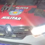 Perseguição policial termina com suspeito morto, presos e capotamento em Ipioca, Maceió