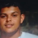 Jovem de 25 anos é morto a tiros dentro de carro no Conjunto Denisson Menezes, em Maceió