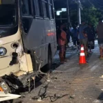Dois homens morrem após motocicleta bater de frente com micro-ônibus em Coruripe
