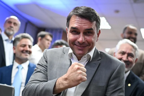 MDB decide apoiar Flávio Bolsonaro no segundo turno, mas libera diretórios estaduais